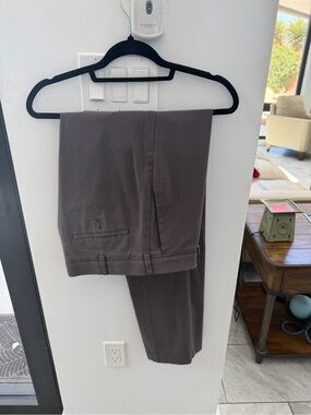 Roundtree & Yorke Men's Dress Pants in Taupe Brown